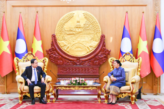 Top legislator meets with incumbent, former leaders of Laos 